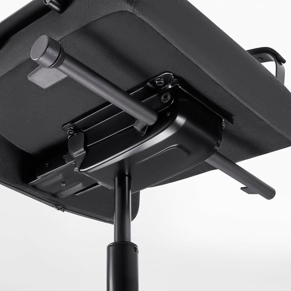 Ergonomiškos kėdės apatinės detalės: tvirta metalo mechanika, reguliuojamos atramos.