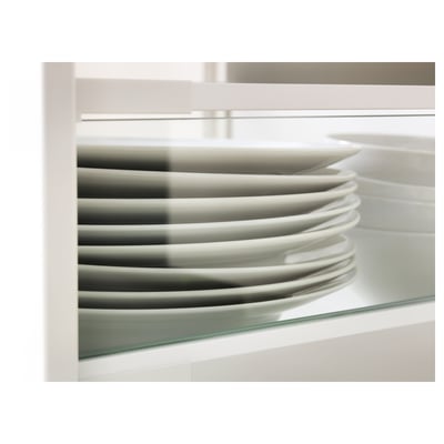 Sukrautos baltos plokštelės stikliniame stalčiuje, demonstruojančios organizacinį aiškumą ir neleidžiančios daiktams išlįsti.