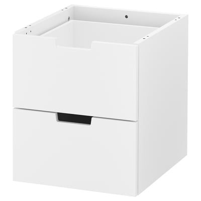 NORDLI balta komoda, aptakus modernus dizainas su 2 stalčiais, lygiu paviršiumi ir integruota saugos įranga.