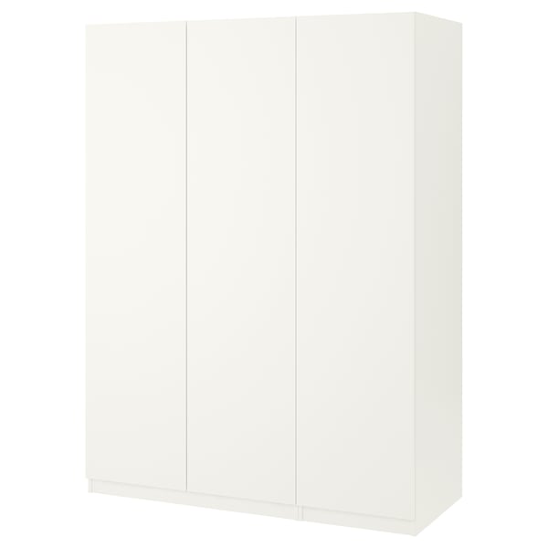 Balta ikea PAX spinta. Tai minimalistinio dizaino, stačiakampio formos ir lygios apdailos modulinė spinta. Jis stovi baltame fone.