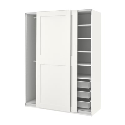Tai balta ikea PAX spinta su stumdomomis durimis. Tai aptakus, minimalistinis dizainas su tinkliniais krepšiais saugojimui.