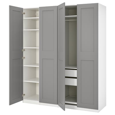 Pilka ikea PAX spinta su atviromis durimis, kurios viduje atsiveria lentynos ir stalčiai.
