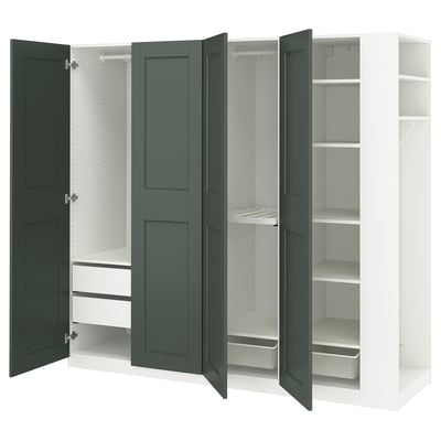Atvira IKEA PAX spinta su žaliomis durimis, baltais vidiniais skyriais, lentynomis ir organizatoriais.