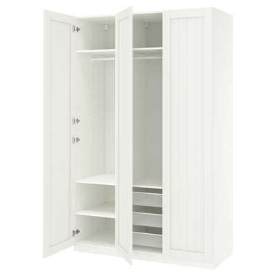 Eksponuojama balta ikea PAX spinta su atidarytomis dvigubomis durimis, kurioje yra kelios lentynos ir tinklinis krepšys viduje.