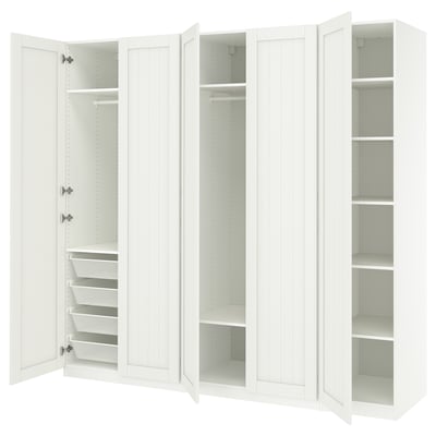 Šiame paveikslėlyje parodyta balta ikea PAX spinta su atviromis durimis, kurioje rodomos vidinės lentynos ir akių krepšiai.