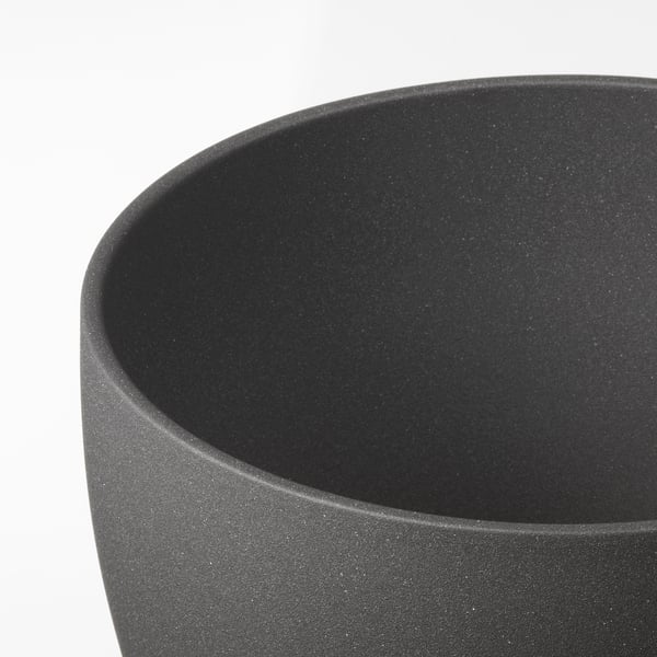 Iliustracija: aukštos kokybės, tamsiai pilkas matinis keramikos dubuo su lygiu, plačiu ratlankiu. Paprastas, elegantiškas dizainas.