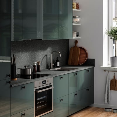 Moderni virtuvė su tamsiai pilkomis sienų plokštėmis, orkaite, kriaukle, augalinėmis ir medinėmis lentomis.