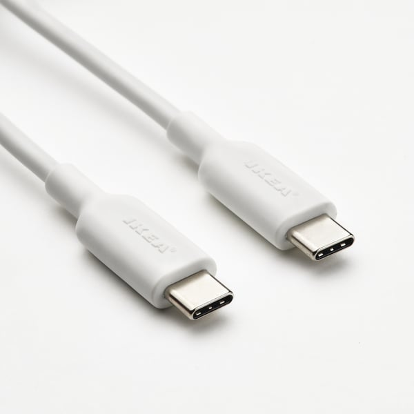 Baltas usb-c laidas, abu galai matomi, demonstruojantis patvarų, lankstų dizainą. Gamintojas ikea ant jungčių.