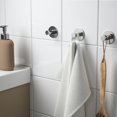 Vonios kabliukai su rankšluosčiais; montuojamas ant sienos be gręžimo; naudota lipni juosta.