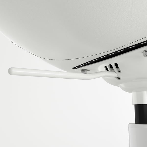 Moderni biuro kėdė su reguliuojamu aukščiu, lygiais ratukais ir ergonomišku dizainu.