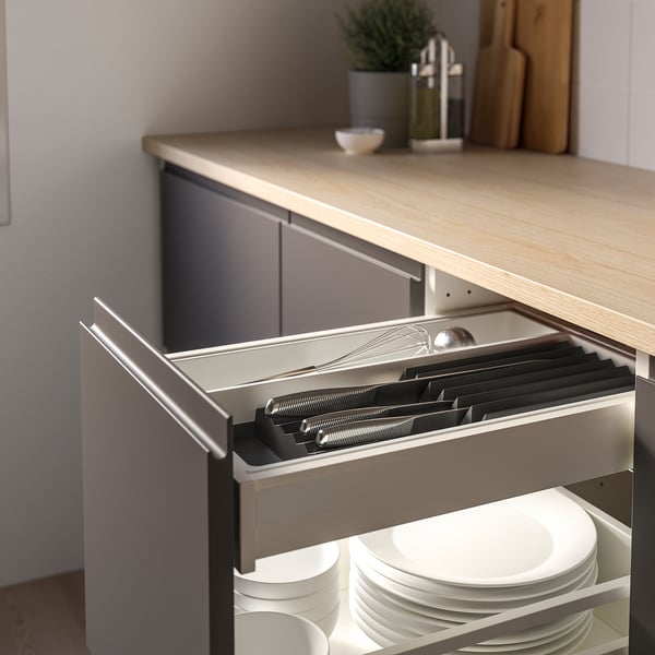 Virtuvės stalčius su UPPDATERA peilių dėklu, saugiai tvarkant peilius ir laikant juos aštrius.