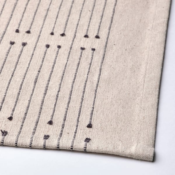 Medvilnės ir džiuto stalo bėgikas su subtiliomis juostelėmis ir kutais.