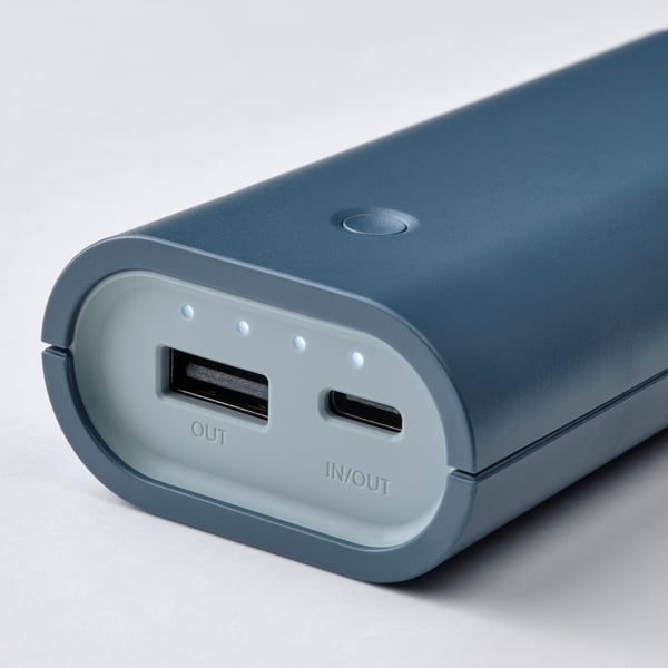 Mėlynas maitinimo blokas su dviem įkrovimo prievadais, vienu USB-A ir vienu USB-C, užtikrinančiu aukštą kokybę ir patikimumą vienu metu įkraunant kelis įrenginius.