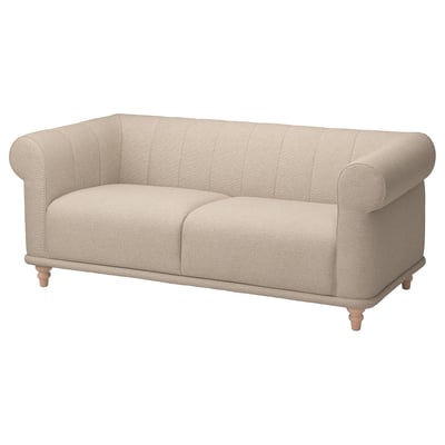 VISKAFORS sofa: kreminė, lenkto dizaino, minkšto audinio, medinės kojos, kviečianti forma.