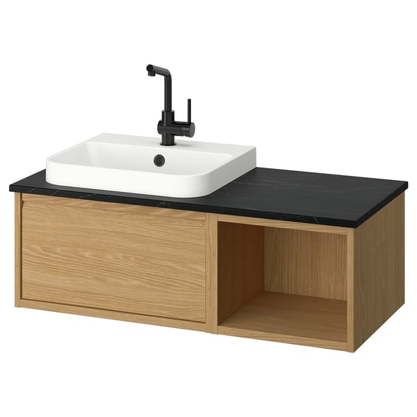 ÄNGSJÖN дубовый туалетный столик, черная столешница и смеситель, ящик и открытое место для хранения.