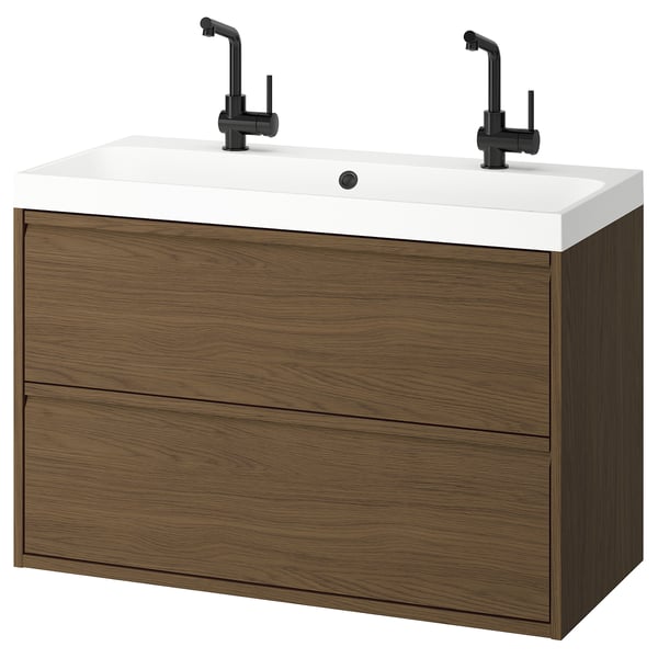 Современный туалетный столик для ванной комнаты, ÄNGSJÖN, настенный из темного дерева с белой раковиной, двумя черными смесителями, минималистичный дизайн.