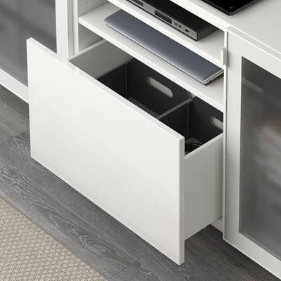 Белый ящик BESTÅ открыт, с организованными отделениями для хранения.