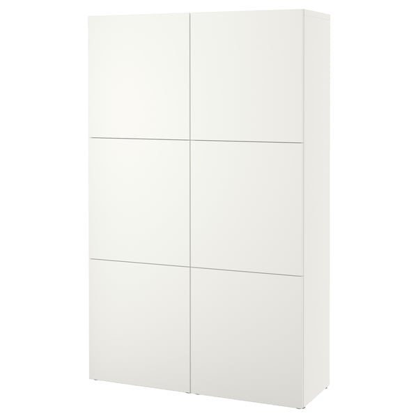 A white BESTÅ storage unit. Он прямоугольный с несколькими отделениями, отличающийся четкими линиями и минималистичным дизайном.