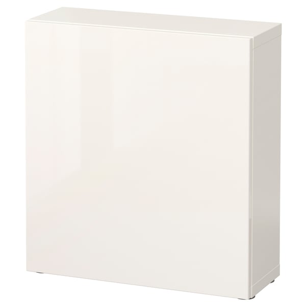 A white BESTÅ storage unit. Он прямоугольный, глянцевый, с плоским верхом и бесшовным дизайном. Он стоит особняком, без видимых дверей и полок.