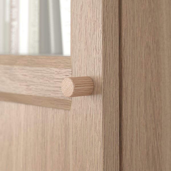 Книжный шкаф BILLY крупным планом, гладкая деревянная отделка, прочная круглая ручка.