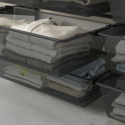 Сетчатые корзины в ящиках вмещают сложенную одежду, обеспечивая циркуляцию воздуха. Входит в состав модульной настенной системы хранения.