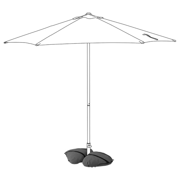 Черная основа зонта IGGÖN с мешками с песком. Стальной столб, прочные сумки из переработанного полиэстера, ручки для удобного перемещения.
