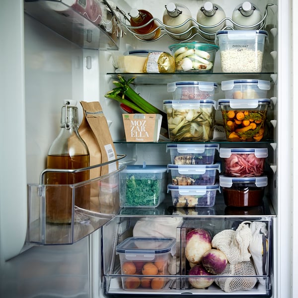 Хорошо организованный холодильник с контейнерами IKEA 365+ с различными продуктами, обеспечивающий легкую видимость и предотвращающий протечки.