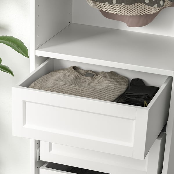 Белый ящик шкафа со свитером и перчатками, входящий в серию ikea KOMPLEMENT, демонстрирует организованное хранение с механизмом плавного закрывания.