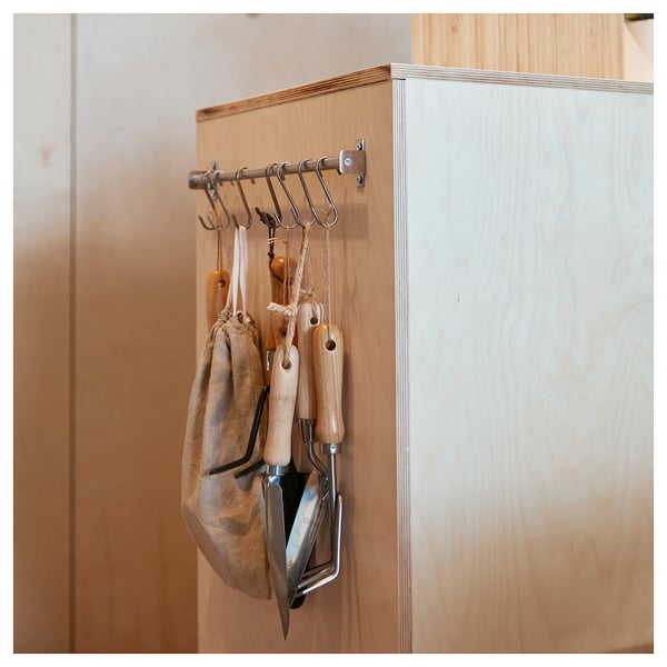 Поручень KUNGSFORS с металлическими крючками, удерживающая кухонную утварь и ткань.
