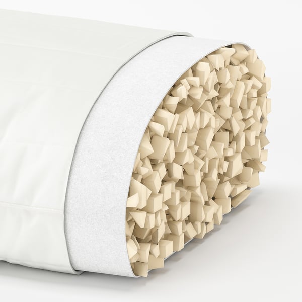 Поперечный разрез подушки ikea LÖKSTAMFLY с белым тканевым чехлом и внутренним слоем из измельченной пены.
