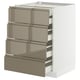 Современный кухонный шкаф с металлическими бежевыми ящиками, гладкой и блестящей отделкой, встроенными ручками, гладкими краями и белым основанием.