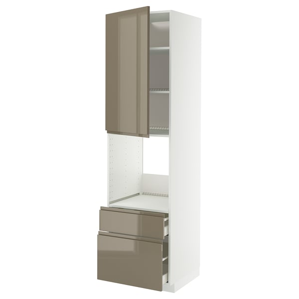 Современный белый кухонный гарнитур, глянцевые темно-коричневые ящики, гладкие ручки, вертикальный дизайн.