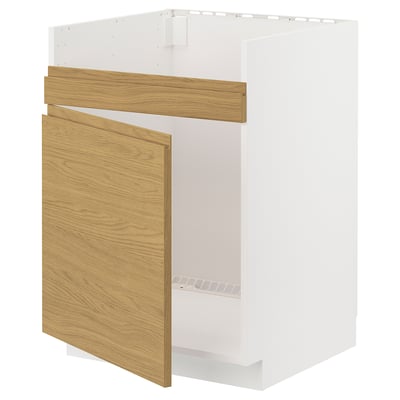 Белый кухонный шкаф ikea METOD с дубовыми деревянными дверцами приоткрывается, открывая пустой интерьер.