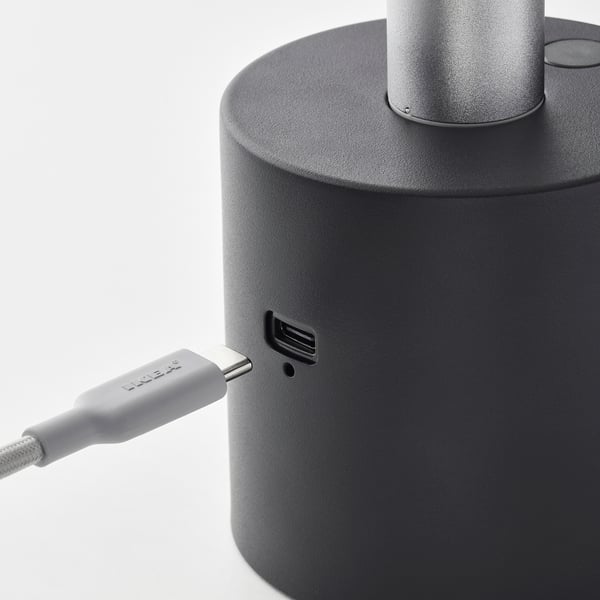 Черный портативный фонарь с портом зарядки usb-c, подключенный к кабелю usb-c.