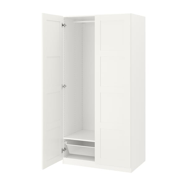 Открытый белый шкаф ikea PAX с сетчатой корзиной.