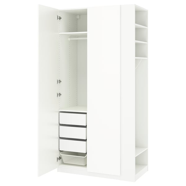 Гардеробная система PAX в белом цвете с открытыми дверцами со стеллажами и отделениями для хранения.