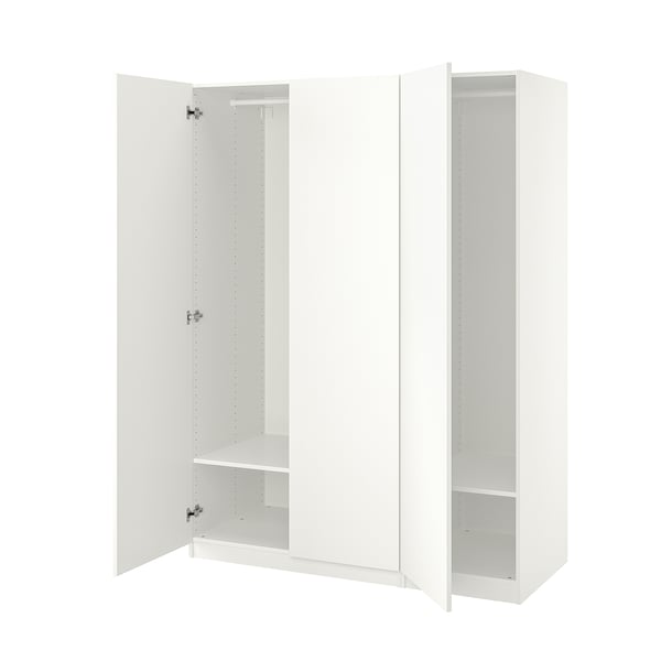 Белый шкаф ikea PAX с тремя секциями, открытые дверцы открывают пустые полки.