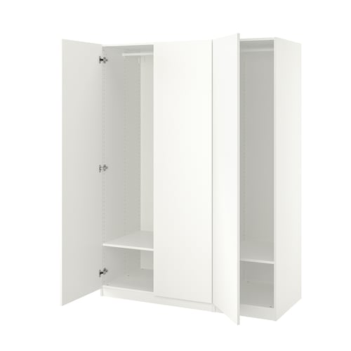 Белый шкаф ikea PAX с тремя секциями, открытые дверцы открывают пустые полки.