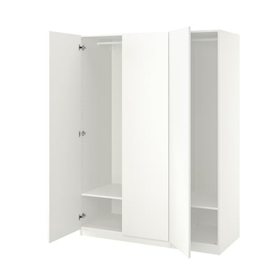 Белый шкаф ikea PAX с тремя секциями, открытые дверцы открывают пустые полки.