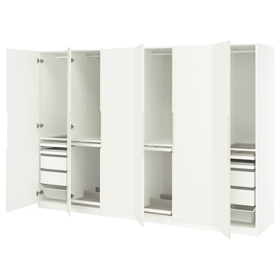 Это изображение белого шкафа ikea PAX с зеркальными дверцами, предлагающим элегантный дизайн и достаточно места для хранения.