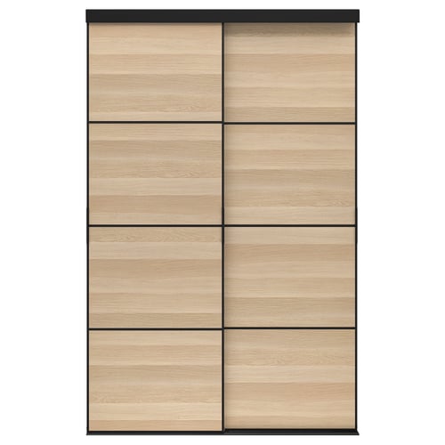 Шкаф SKYTTA со светлым дубом и черными раздвижными дверцами с шестью панелями.