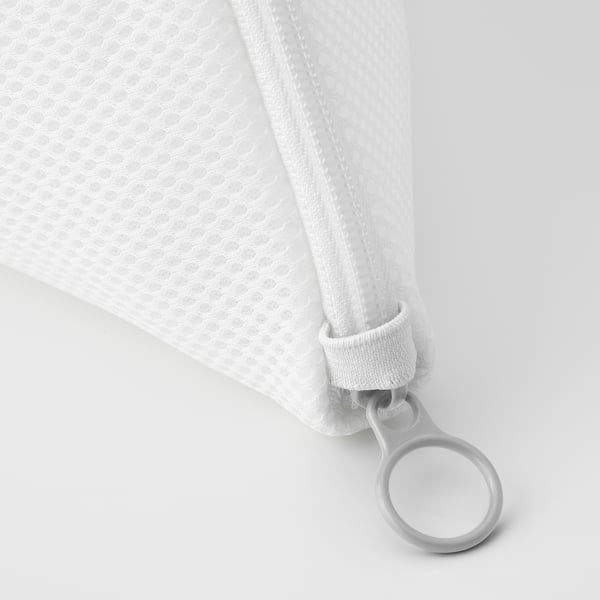 Крупный план высококачественного сетчатого мешка для белья с прочной молнией и прочной ручкой.