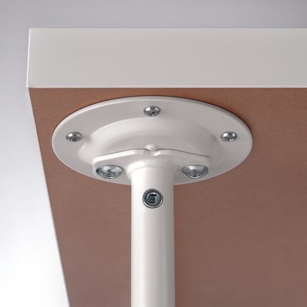 Крупный план прочной, регулируемой ножки стола с прочными винтами и белым покрытием.