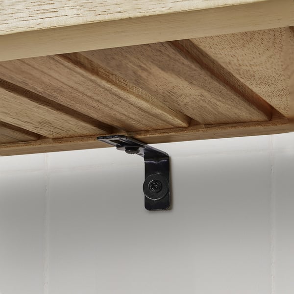 Металлический кронштейн надежно крепит деревянную полку к стене. Полка имеет видимую текстуру древесины, обеспечивает прочную поддержку и прочную фиксацию.