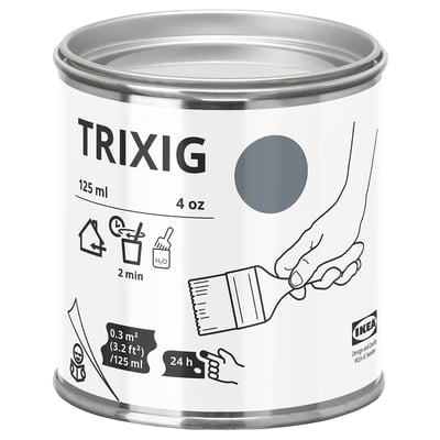 Баллончик серой краски IKEA TRIXIG, 125 мл, круглой формы, белая этикетка с черным текстом и иконками, подходит для небольших мебельных проектов.