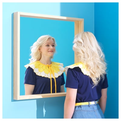 Зеркало ТУРБОКАСТАНЬ: рама из светлого дерева, квадратная форма, простой дизайн.