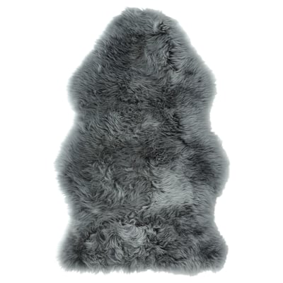 Серый ковер из овчины ULLERSLEV с мягкой, лохматой текстурой, прямоугольной формой и природными вариациями.