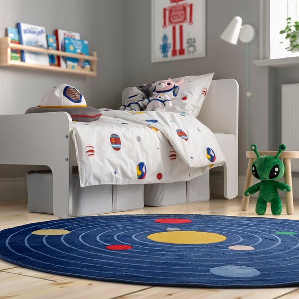 Kids space-themed bedroom with AFTONSPARV duvet, rug, and toy.