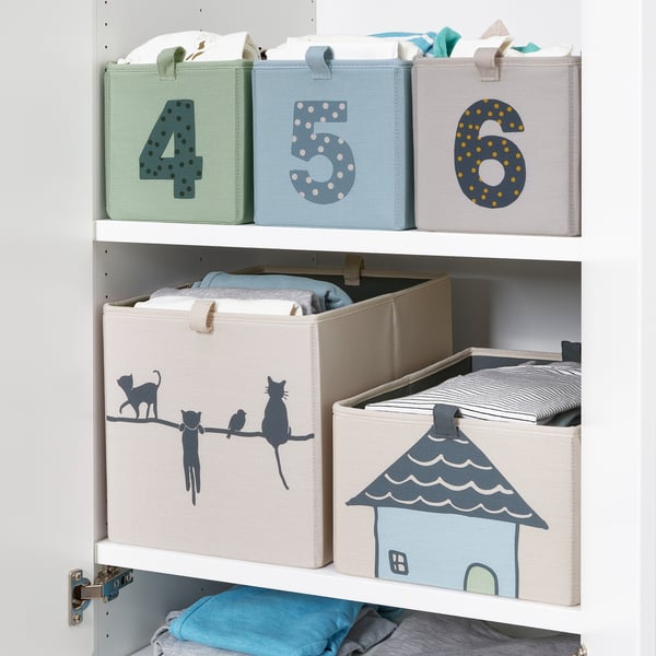 Three numbered storage bins, labelled 4, 5, and 6, on a shelf. Part of the BARNDRÖM collection, helping kids organise and learn numbers.