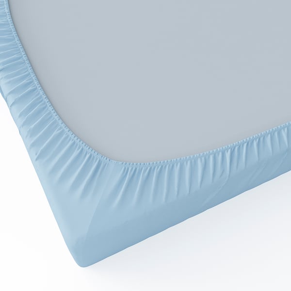 Light blue fitted sheet, soft & silky, 100% recycled polyester, elastic edges for 16 cm mattresses.